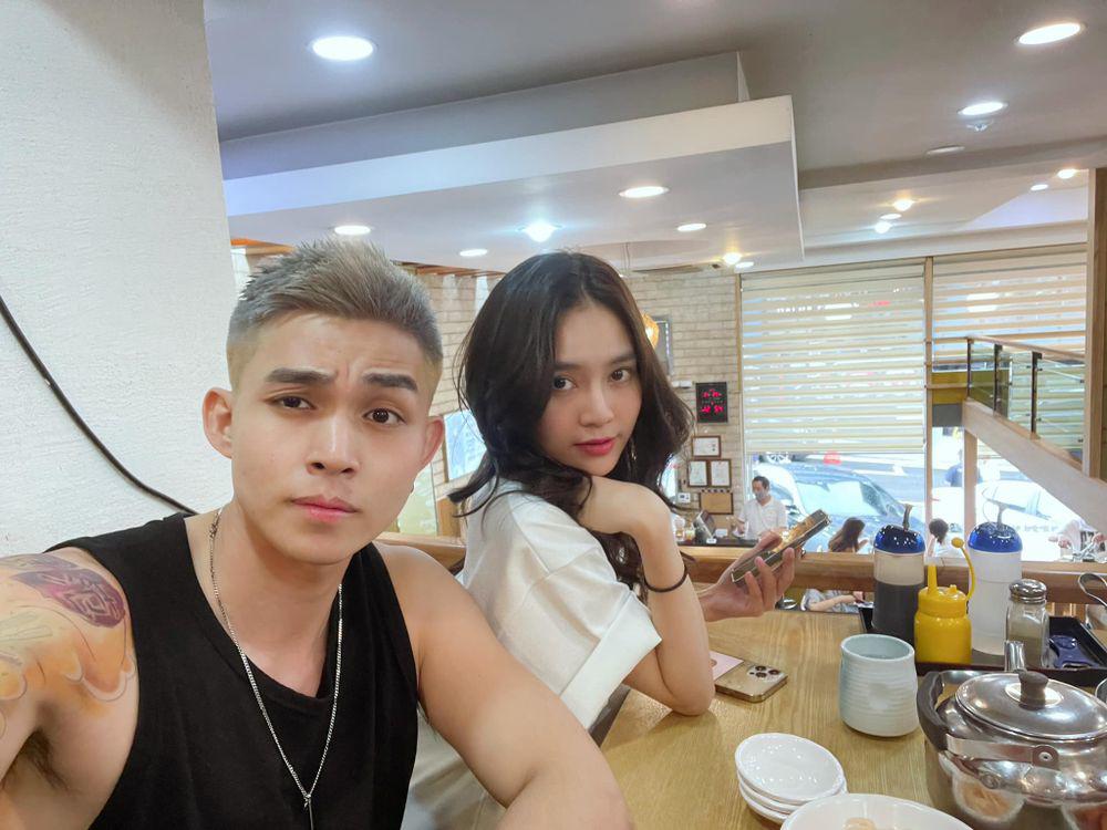 Ninh Dương Lan Ngọc xinh đẹp bên người anh thân thiết.