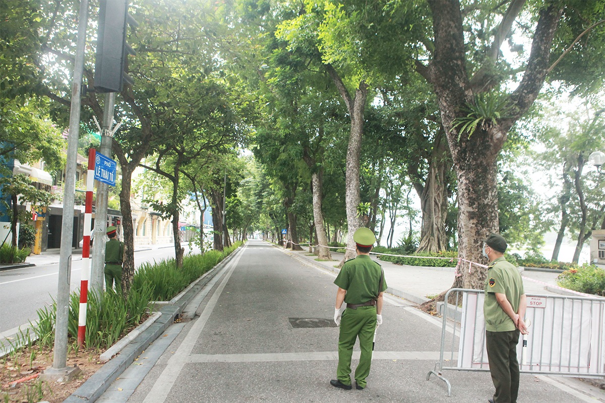 Tại điểm chốt trên phố Lê Thái Tổ, lực lượng an ninh không còn phải liên tục kiểm tra giấy tờ người đi đường như những ngày giãn cách trước.