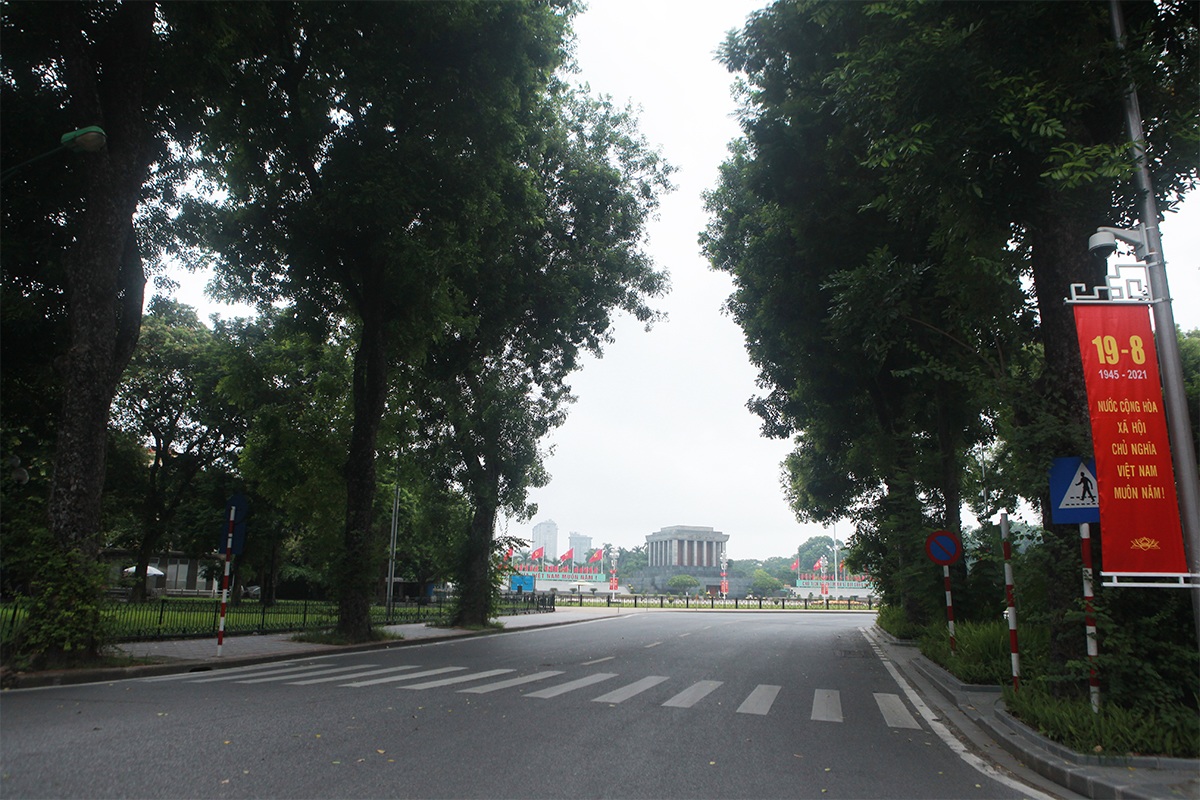 Đường Độc Lập trước quảng trường Ba Đình không xe cộ qua lại, không còn cảnh người dân đổ về đây trong ngày 2/9 như những năm trước.