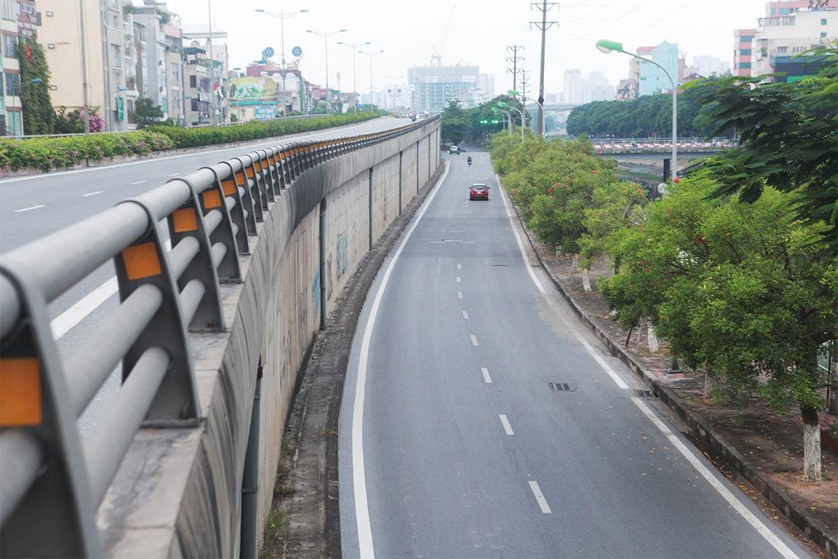 Đường Bưởi vành đai 2 đoạn trên cao và đường phía dưới ven sông Tô Lịch thưa thớt người vào giờ cao điểm.