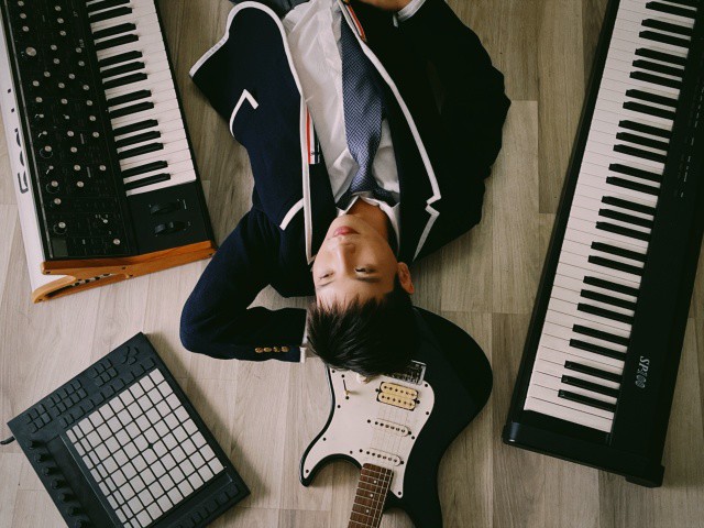 Quân A.P trở lại sau nửa năm với tuyển tập văn mẫu thả thính cho cánh mày râu