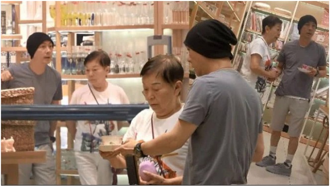 Anh ở Hong Kong bên mẹ già đã cả năm nay.