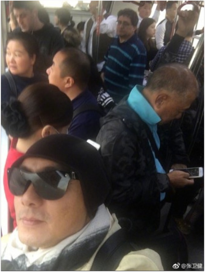 Thiên vương Châu Á chia sẻ bức ảnh anh đi xe bus nhưng chẳng ai nhận ra.