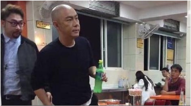 Hình ảnh nam tài tử xuất hiện tại một quán ăn bình dân và không che chắn gì.