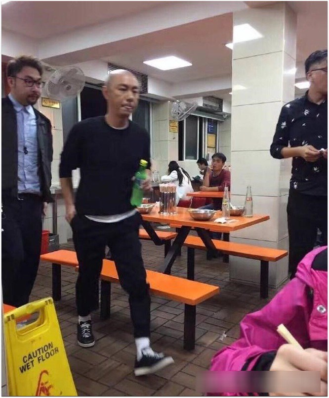 Nhưng mọi người đều rất thờ ơ với anh.