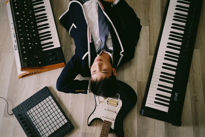 Trong MV trở lại lần này, Quân A.P hóa thân thành chàng trai trong mơ đầy ngọt ngào trong trang phục học sinh cấp 3.