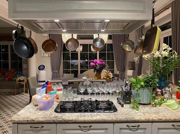 Mua sắm dụng cụ làm bếp trở thành một trào lưu mới trong thời gian giãn cách xã hội. (Ảnh: Trần Hồng Nam)