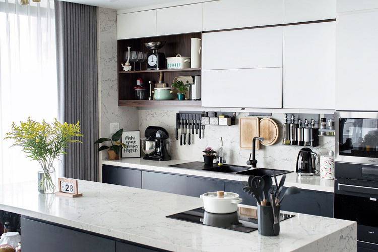 Căn bếp trông đơn giản, gọn gàn nhưng lại là khu vực “tốn tiền” nhất trong căn nhà của nhiều gia đình. (Ảnh: Phan Anh)