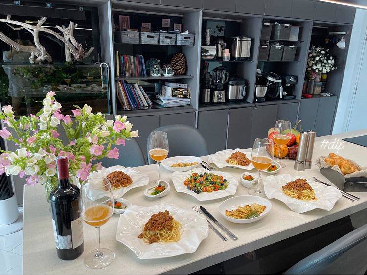 Tổng số tiền đầu tư cho căn bếp hơn nửa tỷ đồng, trong đó phần lớn số tiền dành cho việc mua sắm dụng cụ bếp. Ví dụ như: 100 triệu đồng cho chiếc bếp tích hợp sẵn hệ thống hút mùi hay chiếc tủ lạnh mini màu hồng, giá hơn 40 triệu đồng chỉ để... cất mỹ phẩm, lò nướng dung tích lớn 37 triệu đồng, máy hút mùi 58 triệu đồng, máy lọc nước 48 triệu đồng… (Ảnh: Đào Lan Hương).