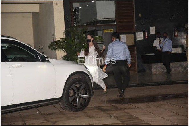 Nữ diễn viên Giorgia Andriani đến thăm mẹ của Siddharth sau khi hay tin.