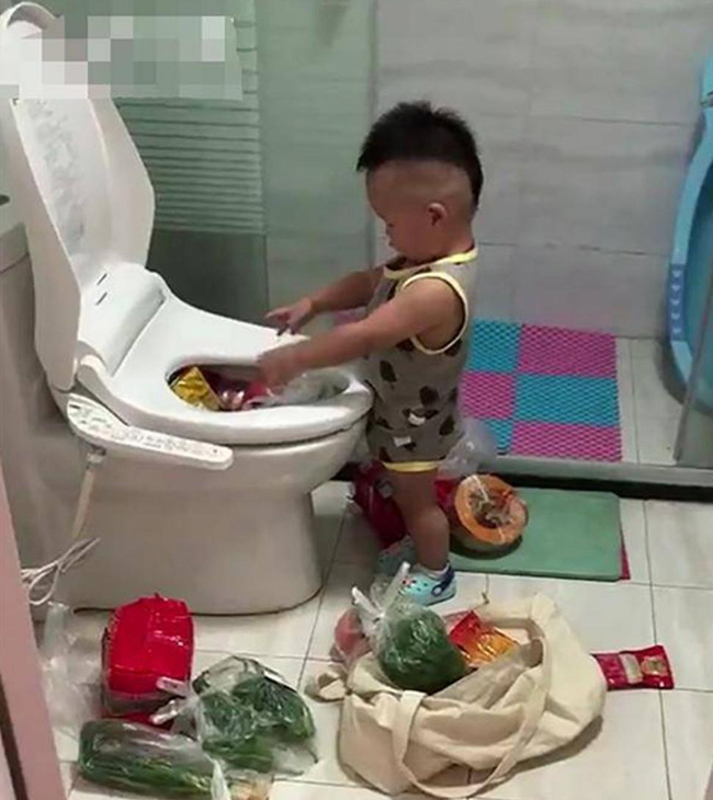 Mẹ bận nấu ăn để con 2 tuổi tự chơi, cảnh tượng trong phòng vệ sinh khiến mẹ câm nín - 1