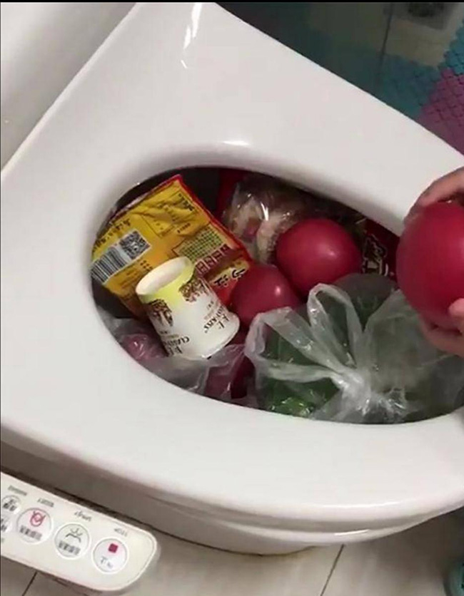 Mẹ bận nấu ăn để con 2 tuổi tự chơi, cảnh tượng trong phòng vệ sinh khiến mẹ câm nín - 3
