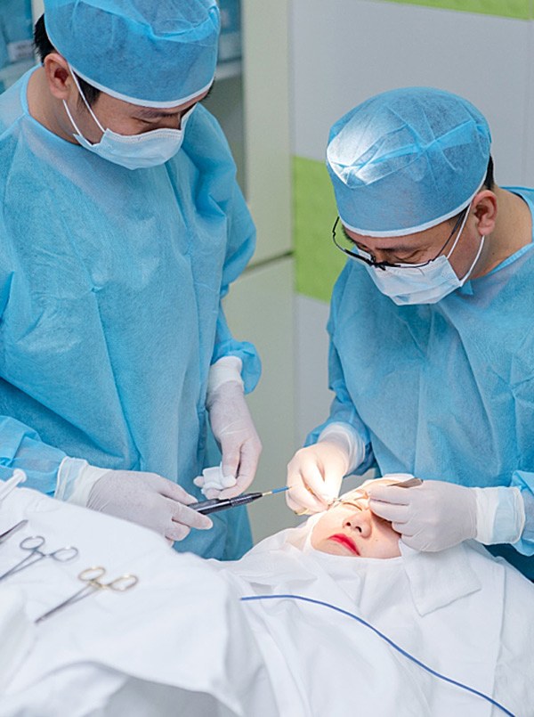 Nhất định không được chủ quan dù là ca thẩm mỹ đơn giản nhất. Để đảm bảo an toàn cho bản thân khi lựa chọn bất kỳ hình thức thẩm mỹ nào, nên tìm hiểu kỹ về kỹ thuật, phương pháp, cơ sở thực hiện có uy tín được cấp giấy phép hoạt động không, tay nghề bác sĩ chuyên môn và có giấy phép hành nghề hay chưa.