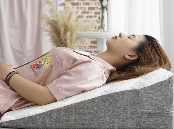 Khi PTTM vùng mặt nên đặt gối nằm cao hơn bình thường, tạo thành góc 45 độ để hạn chế việc máu dồn nhiều hơn về phía mặt sẽ gây sưng tấy nhiều hơn.