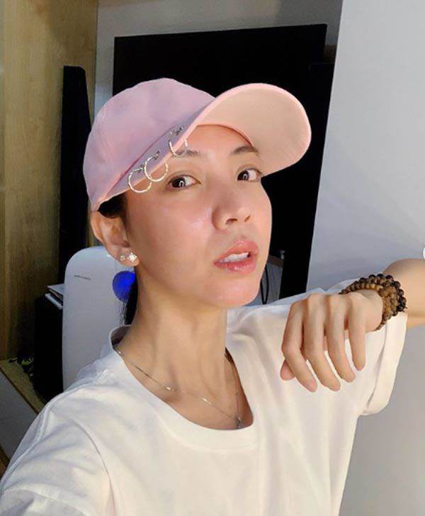 “Hoa hậu làng  hài” Thu Trang cũng phải chảy nước mắt sau ca tân trang nhan sắc của mình. Cô cho biết cảm thấy sợ hãi vì gương mặt sưng phồng, không nhận ra bản thân mình và sợ khán giả không nhận ra mình.