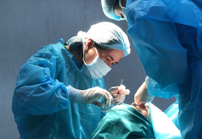 Đối với phẫu thuật thẩm mỹ hay bất kỳ ca phẫu thuật lớn nhỏ nào trong y khoa cũng đều sẽ xảy ra hiện tượng này, ngay cả với việc bạn bị trầy xước một chút hay vấp ngã cũng dễ dàng bị sưng ngay vị trí chấn thương.