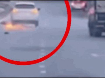  Clip: Gây tai nạn bỏ chạy, ôtô điên kéo lê xe máy tóe lửa trên đường 