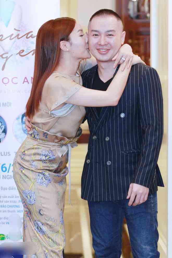 Nam ca sĩ hiếm hoi xuất hiện trong buổi ra mắt liveshow của ca sĩ Nguyễn Ngọc Anh.