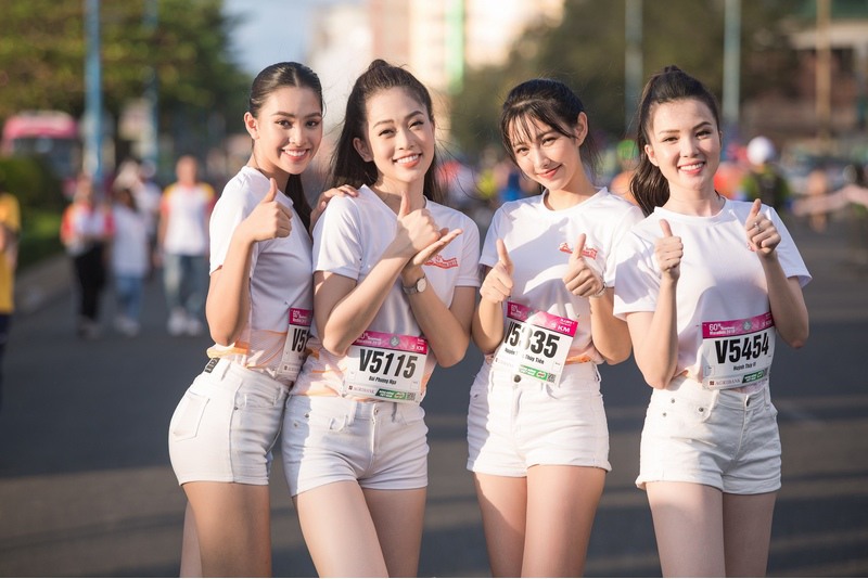 Khi hoa hậu chạy marathon: Tiểu Vy suýt lộ vòng 3, Mai Phương Thuý bị gọi tên nhiều nhất - 1