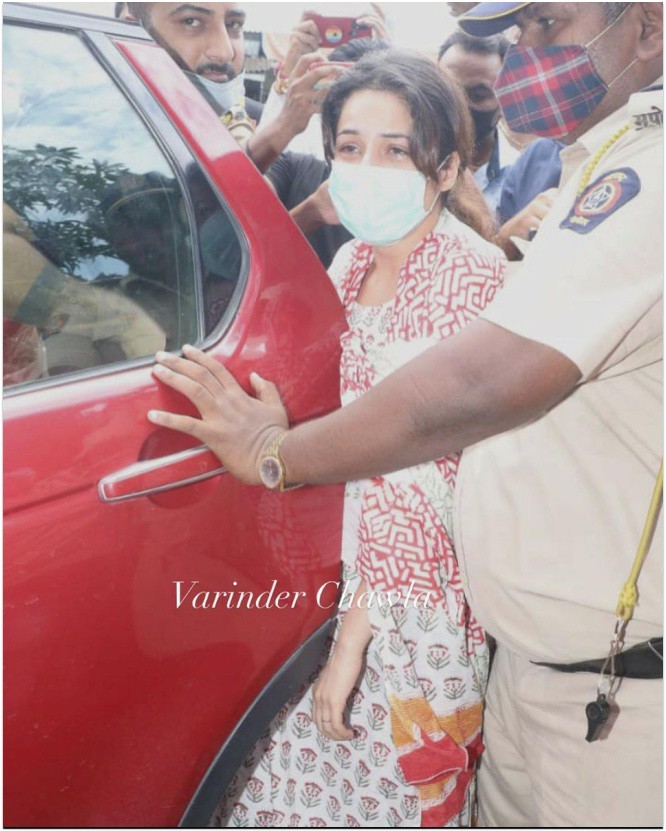 Shehnaaz khóc nức nở trong đám tang.