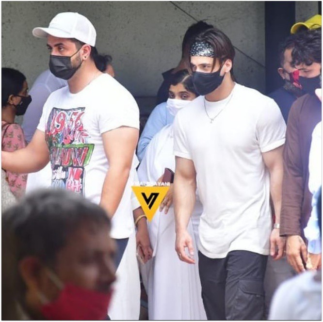 Một số nghệ sĩ trong giới giải trí đến tiễn đưa Sidharth.