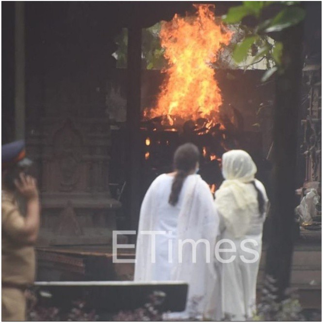 Dù trời mưa, người thân vẫn đứng chờ bên ngoài nơi hỏa thiêu thi thể Sidharth.