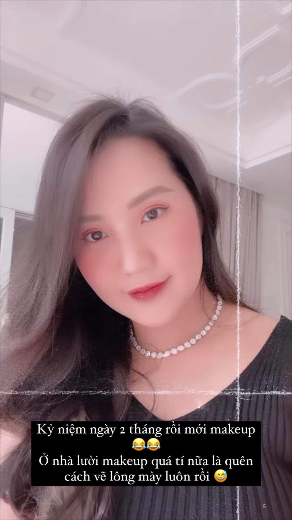 Cô nàng chú thích, kỷ niệm ngày 2 tháng rồi mới trang điểm, ở nhà lười trang điểm quá suýt quên luôn kĩ năng vẽ lông mày. 