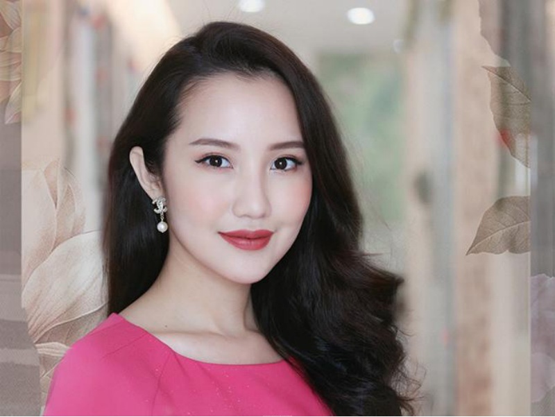 Gương mặt của người con gái, nếu như chân mày, đôi mắt không đổi, chỉ cần thay đổi chút màu son môi thôi cũng đã cho ra 1 thần thái khác hẳn. Primmy Trương khi tô son lòng môi với son bóng lại trẻ trung nhưng khi đổi sang môi đỏ trầm, tô sát viền môi lại mặn mà và gợi cảm hơn bao giờ hết.