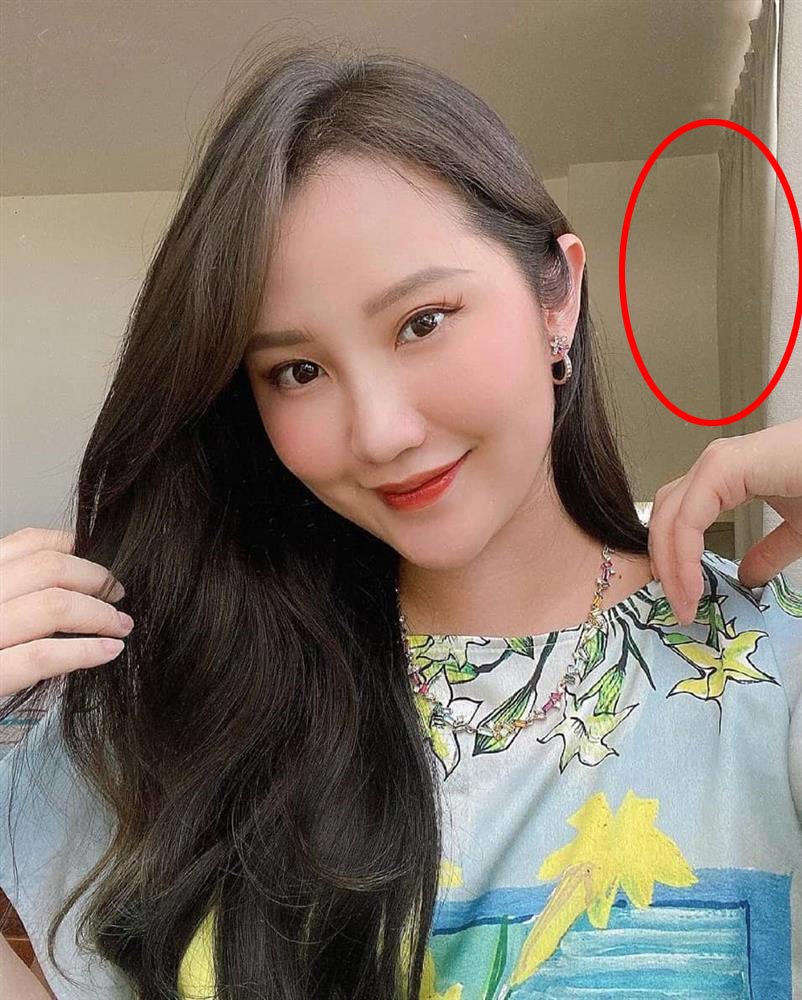 Hiếm hoi chia sẻ 1 tấm hình selfie với gương mặt được make up sương sương, Primmy Trương cũng bị bóc mẽ photoshop phù phép cho mặt nhỏ lại. Dẫu vậy, tấm hình sau khi được phù phép vẫn nhận thấy rõ dấu vết tăng kí.