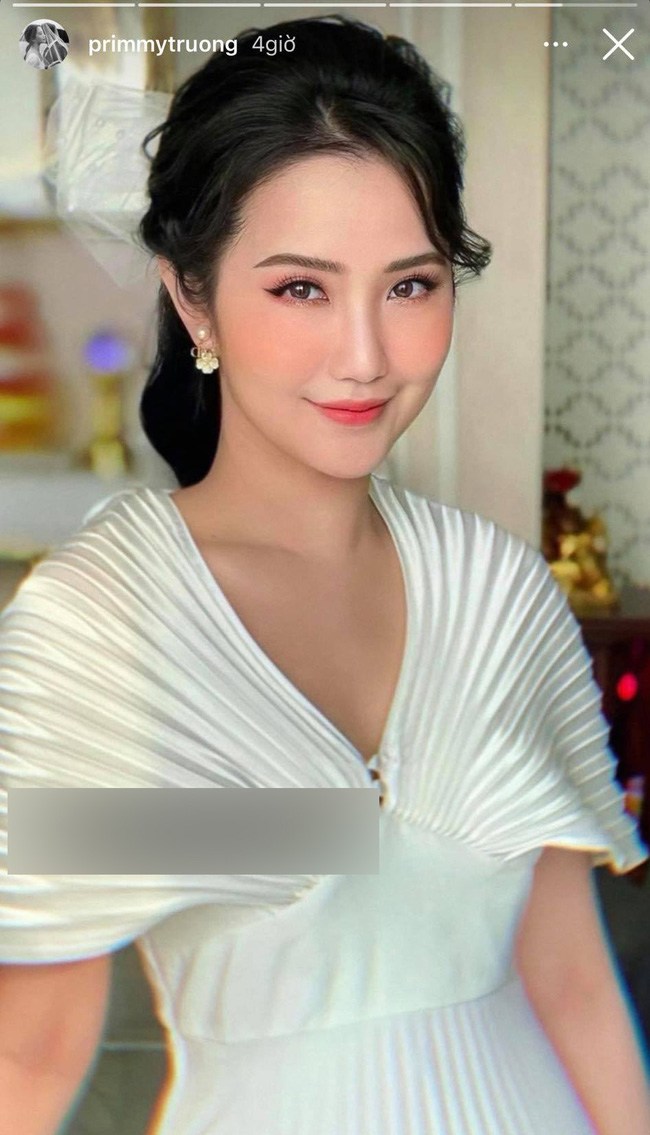 Khi đi công chuyện cần phải nhờ đến sự trợ giúp từ chuyện gia trang điểm. Cô nàng cũng vẫn tuân theo tôn chỉ là lối đánh màu tươi sáng. Primmy Trương có lẽ không cần phải thay đổi quá nhiều về phong cách tút tát của mình vì nét dịu dàng của cô.