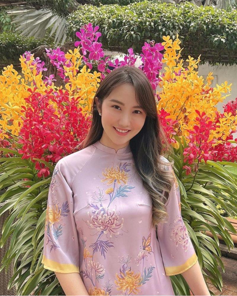 Sở hữu những đường nét thuần Á Đông, Primmy Trương không chọn cách trang điểm sắc sảo như tô son đất, kẻ mắt xếch mà chỉ trung thành với son môi bóng nhẹ, đánh má phớt hồng hào.