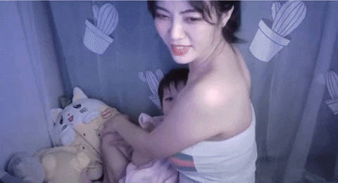 Hotgirl Việt kéo áo cho con bú khi đang trò chuyện trực tuyến với hàng nghìn đàn ông - 3