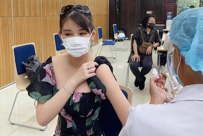 Sao Việt đi tiêm Vaccine: MC bọc kín mít, hoa hậu, diễn viên đơn giản, thoải mái - 7