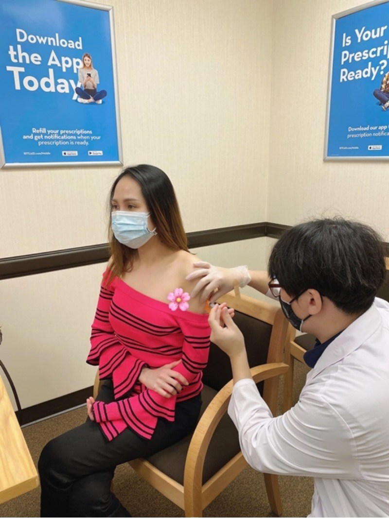 Sao Việt đi tiêm Vaccine: MC bọc kín mít, hoa hậu, diễn viên đơn giản, thoải mái - 1