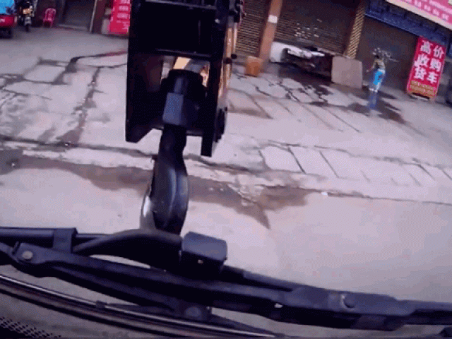 Clip Eva - Clip: Tông vào xe cẩu, nam thanh niên được mũ bảo hiểm cứu mạng