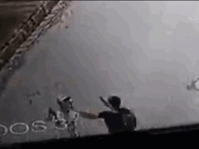 Clip Eva - Nam thanh niên phản đòn cực gắt, đấm tên cướp gục giữa đường