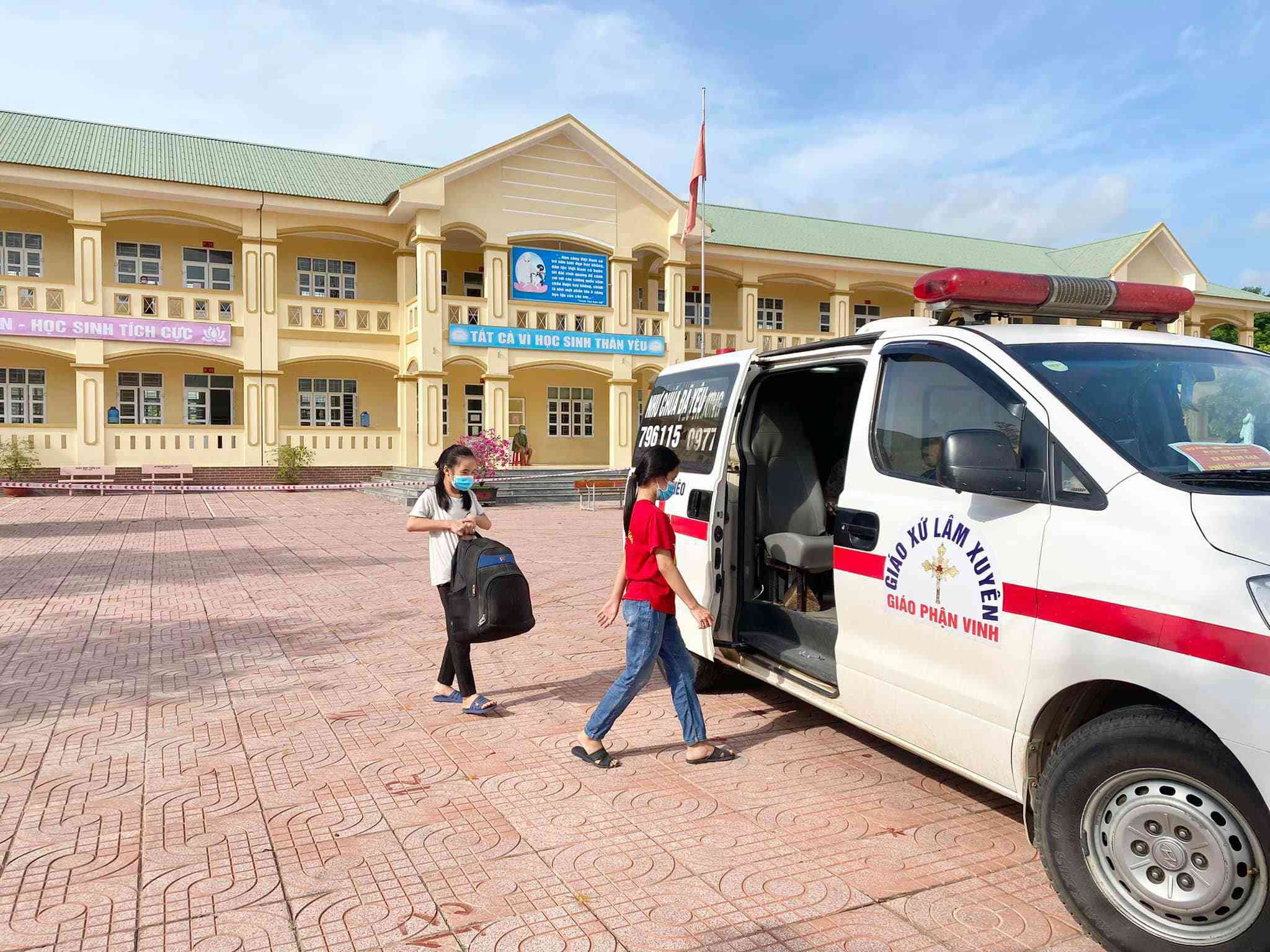 Sau khi mẹ và em út mắc Covid-19 thì 2 người con gái sinh đôi cũng dương tính với SARS-CoV-2.