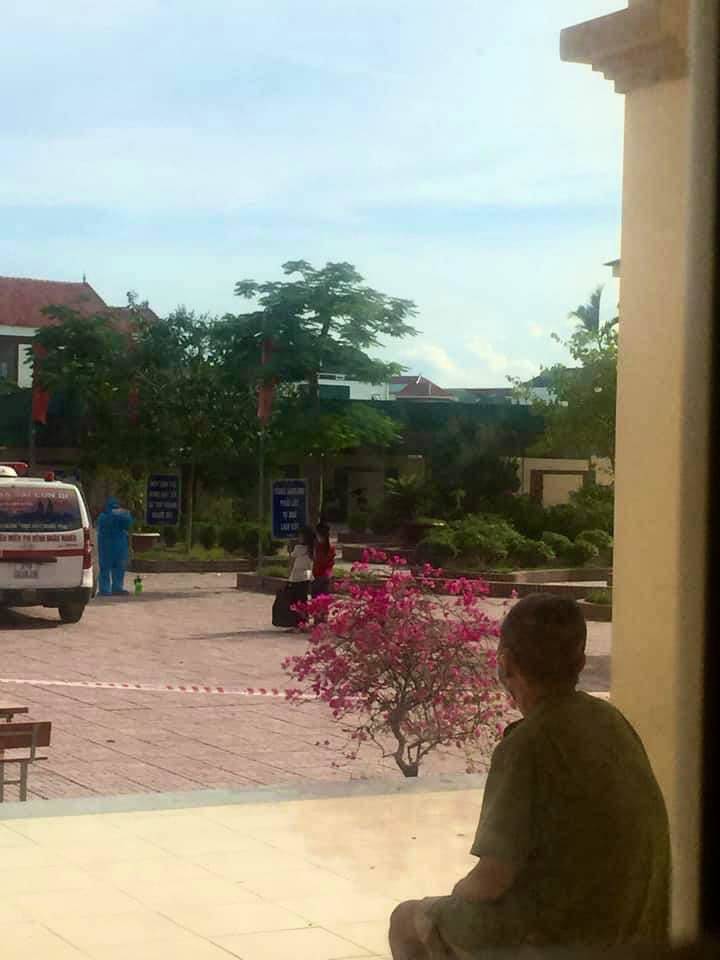 Cụ ông 86 tuổi lặng nhìn các cháu nhiễm bệnh phải đưa đến bệnh viện nhưng sau đó ít ngày kết quả xét nghiệm của cụ cũng dương tính.