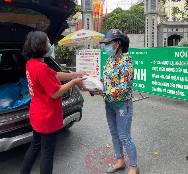Người dân mưu sinh tại thủ đô được nhóm của chị Tuyết Phong cứu trợ lương thực thực phẩm.