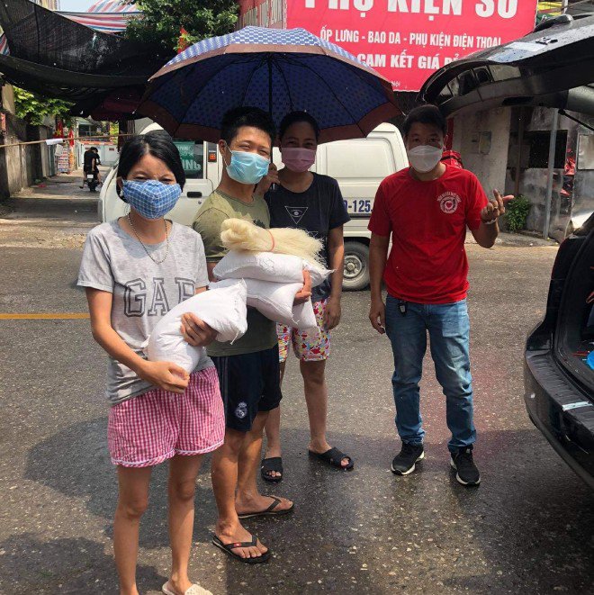 Chàng trai đuổi theo xe tang nhặt tiền lẻ giữa mưa lớn, người phụ nữ có hành động bất ngờ - 4