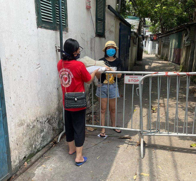 Chàng trai đuổi theo xe tang nhặt tiền lẻ giữa mưa lớn, người phụ nữ có hành động bất ngờ - 6