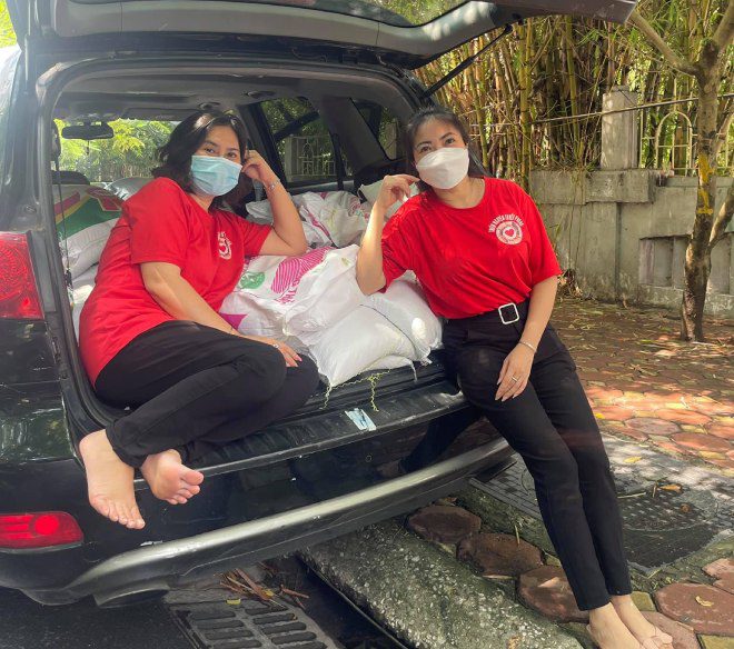 Chị Tuyết Phong và bạn bè thường xuyên làm từ thiện, cứu trợ người nghèo.