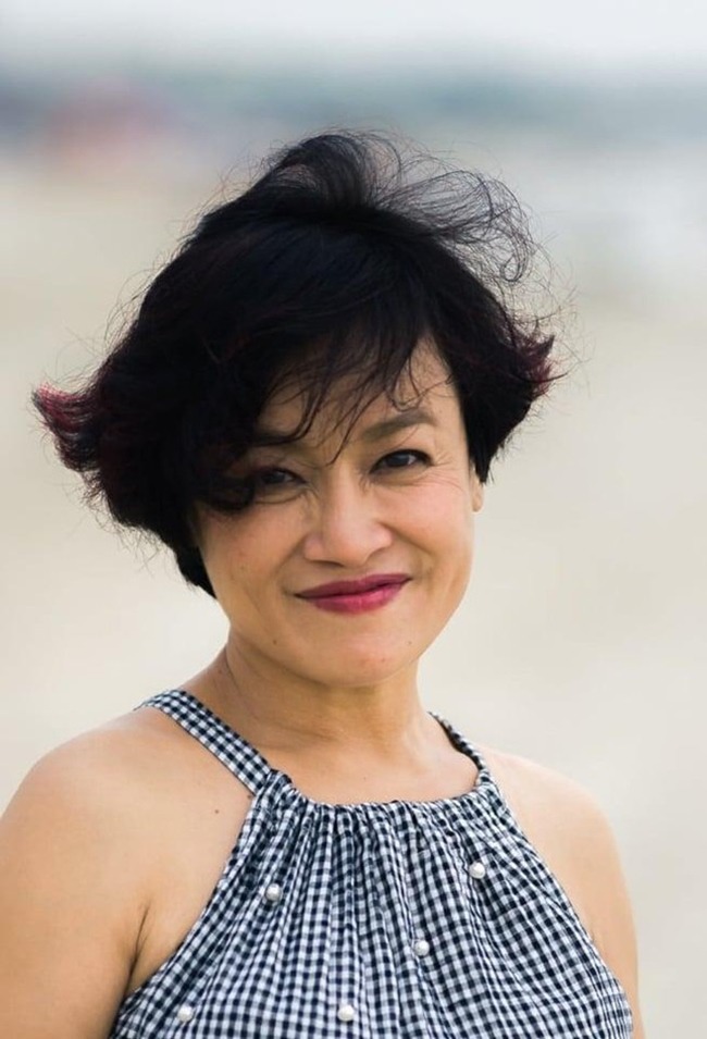 Trái ngược với trên phim, nghệ sĩ Tú Oanh ở ngoài lại rất tươi trẻ...