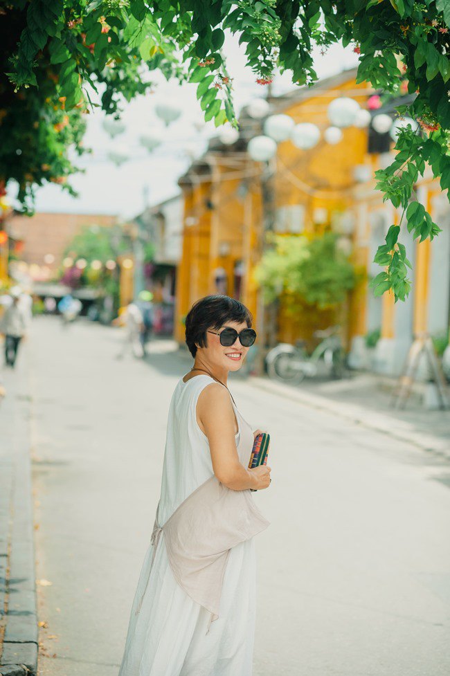 Dường như thường đóng vai trẻ con nên nghệ sĩ Tú Oanh cũng trẻ hơn tuổi thật.