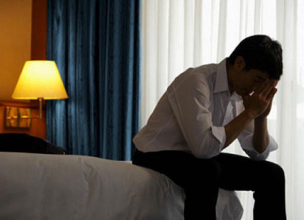 Người chồng trẻ mắc bệnh lậu sau đôi lần quan hệ với bạn gái mới quen, rồi lây bệnh sang cho vợ.