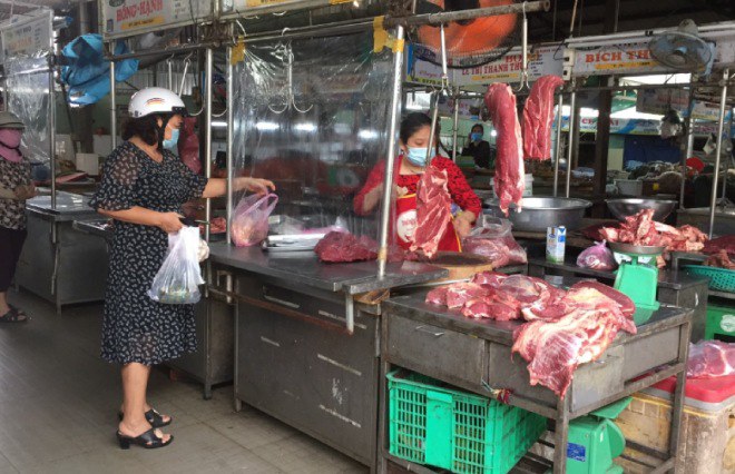 Một số chợ truyền thống trên địa bàn thành phố Đà Nẵng đã hoạt động trở lại với số lượng tiểu thương giới hạn, nhưng đảm bảo cung cấp các mặt hàng thiết yếu. (Ảnh VOV)