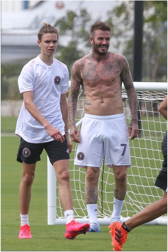 Những anh chàng nhà Beckham chắc hẳn phải ghen tị với body của bố.