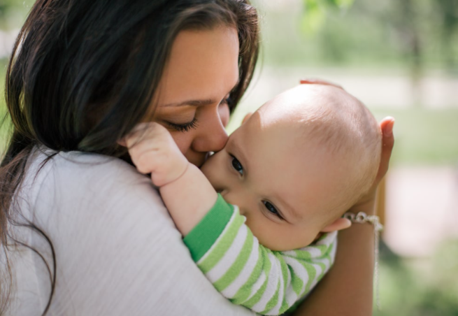 Giáo dục sớm cho trẻ sơ sinh giúp bé phát triển toàn diện về thể chất và tinh thần cũng như cảm xúc (Ảnh minh họa)