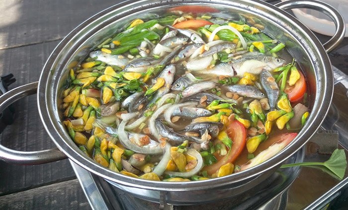Canh chua cá linh bông điên điển là món đặc sản mà bạn phải nếm thử khi tới miền Tây