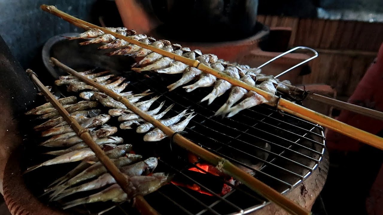 Cá linh nướng than mang đậm hương vị miền Tây